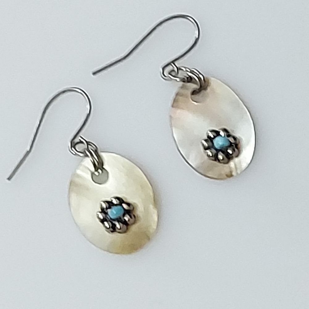 E1362 Charlotte Russe Shell Drop Earrings - Picture 2 of 6